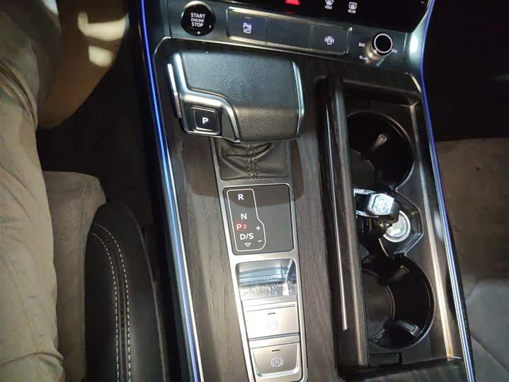 Фото 14 - Audi A6L