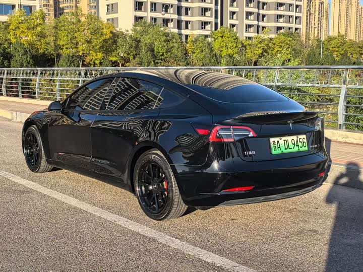 Фото 2 - Tesla Model 3
