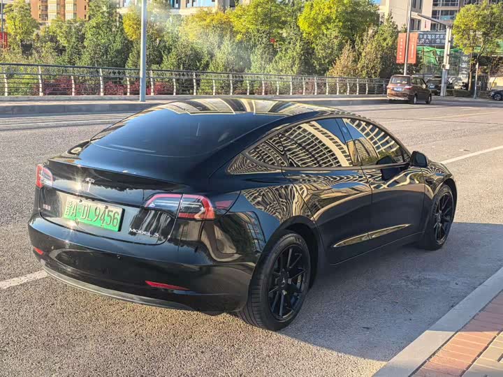 Фото 4 - Tesla Model 3