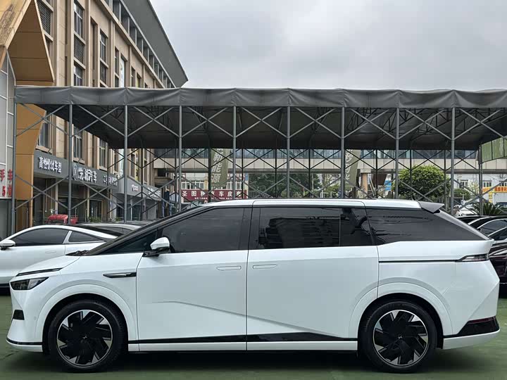 Фото 2 - XPeng X9