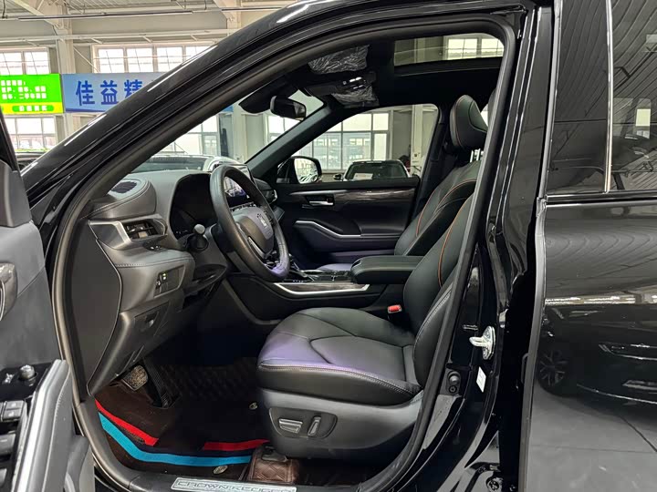 Фото 8 - Toyota Crown Kluger