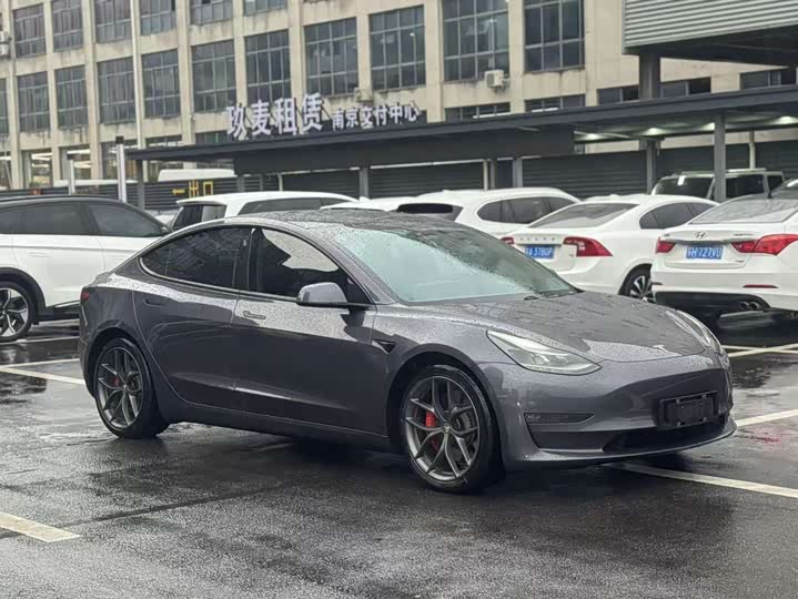 Фото 3 - Tesla Model 3