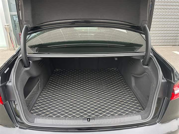 Фото 16 - Audi A6L