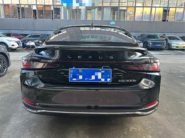 Фото 8 - Lexus ES