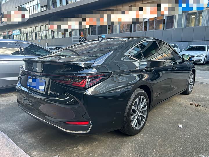Фото 9 - Lexus ES
