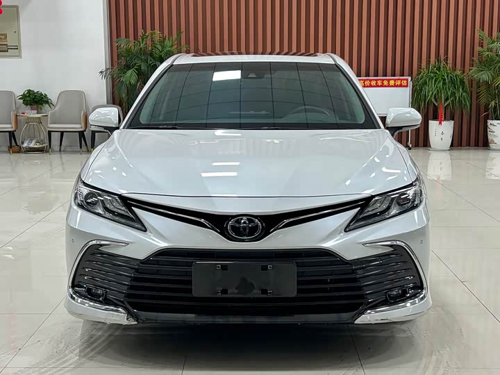Фото 2 - Toyota Camry