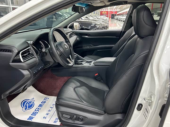 Фото 4 - Toyota Camry