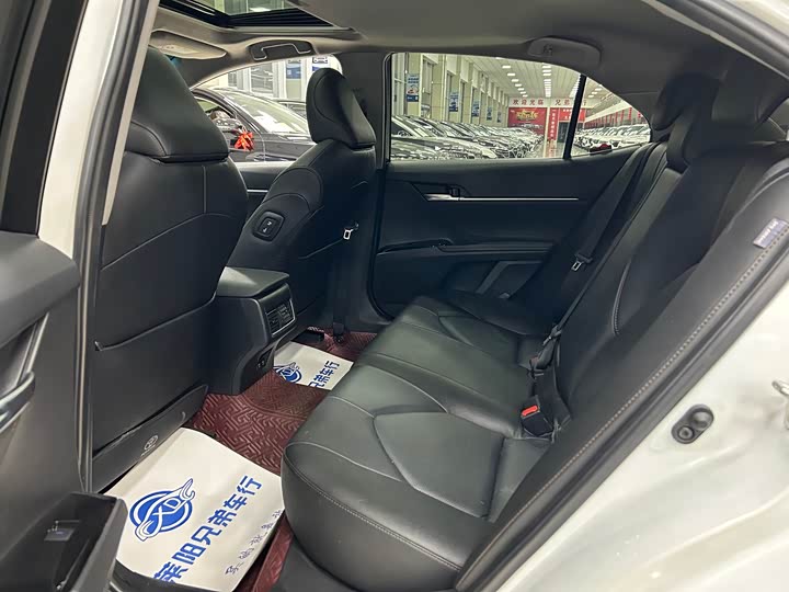 Фото 5 - Toyota Camry