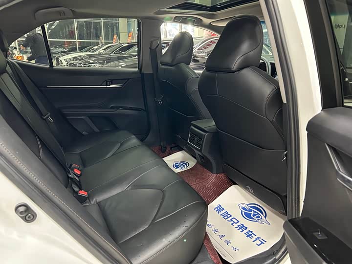 Фото 6 - Toyota Camry