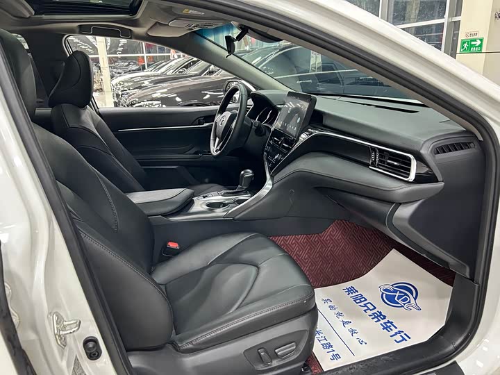 Фото 7 - Toyota Camry