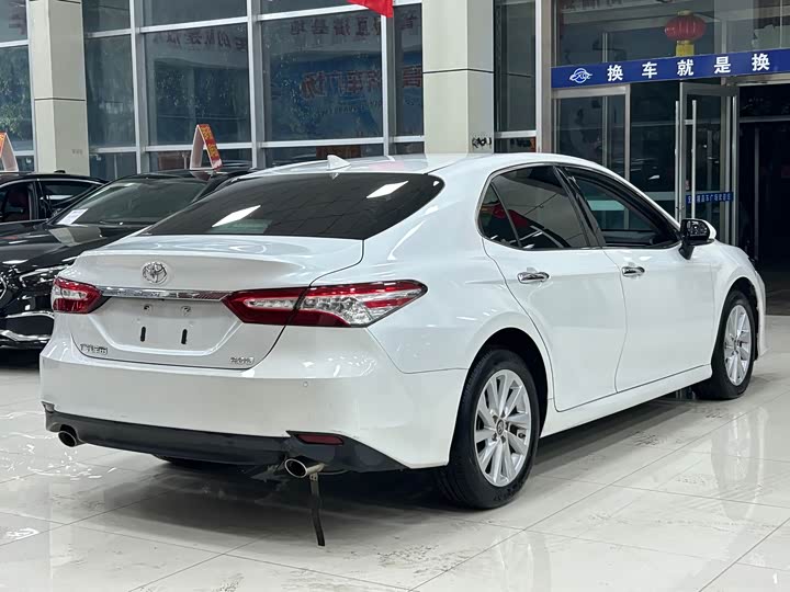 Фото 9 - Toyota Camry