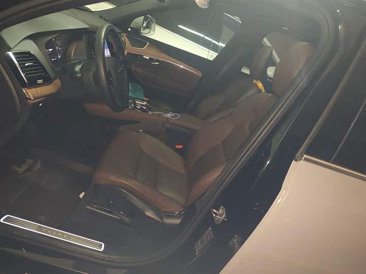 Фото 8 - Volvo XC90