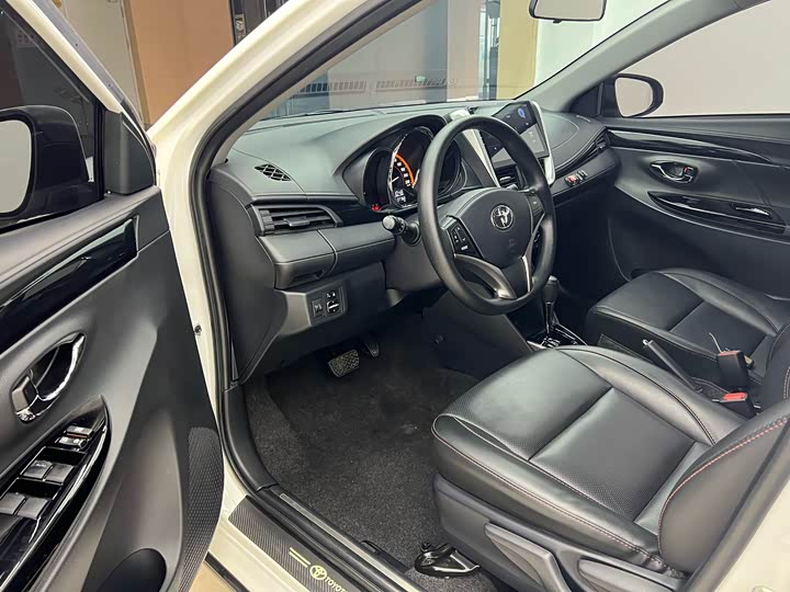 Фото 4 - Toyota Yaris L Hatchback