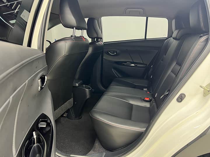 Фото 5 - Toyota Yaris L Hatchback