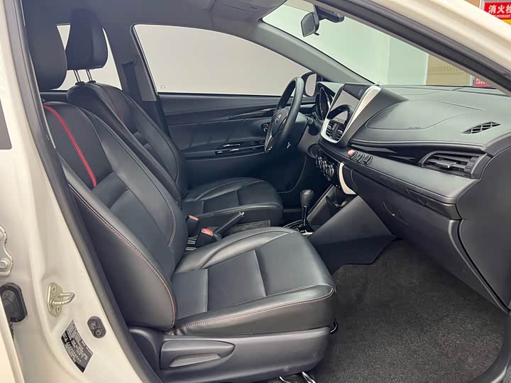 Фото 8 - Toyota Yaris L Hatchback