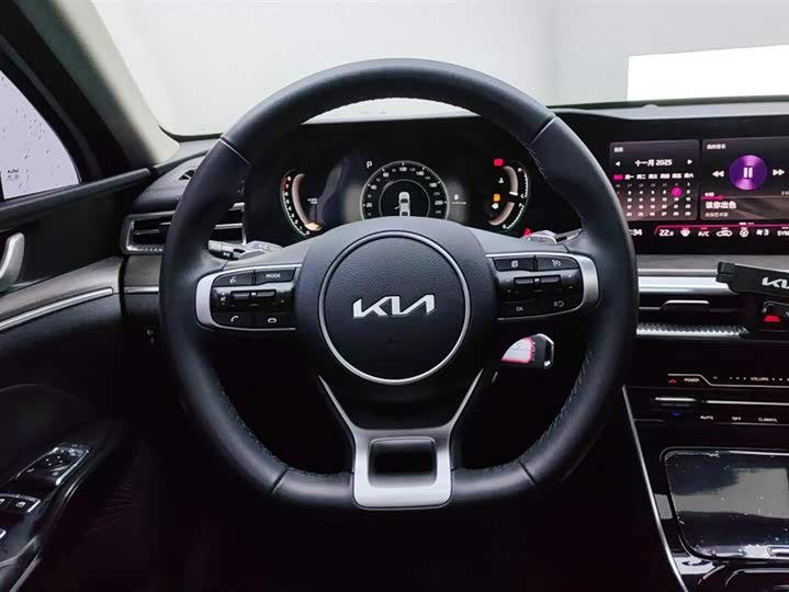 Фото 15 - Kia K5