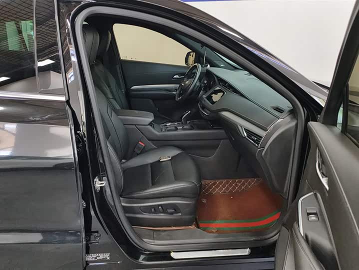 Фото 8 - Cadillac XT4