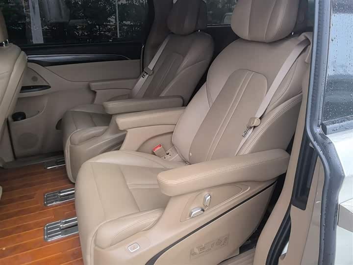 Фото 17 - Buick GL8 ES