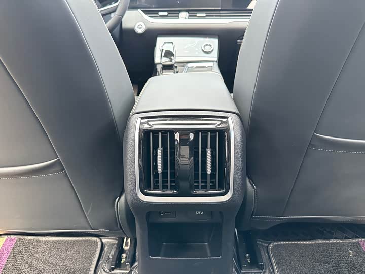 Фото 25 - Bestune B70