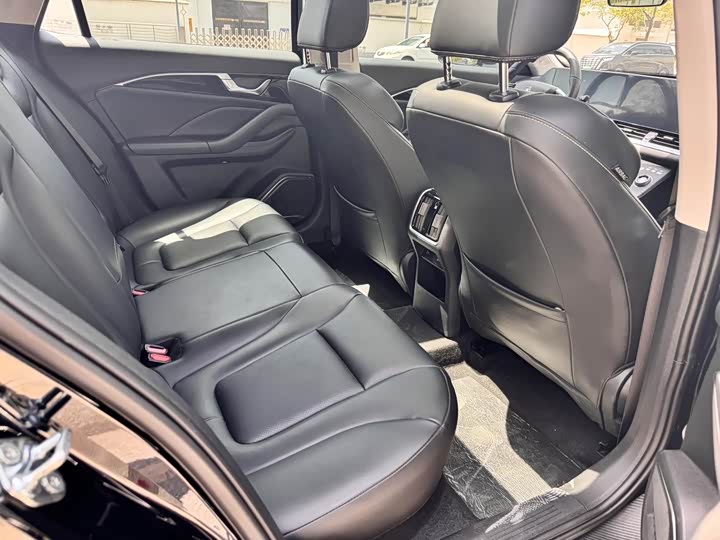 Фото 12 - Bestune B70