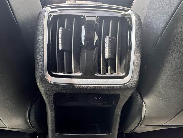 Фото 13 - Bestune B70