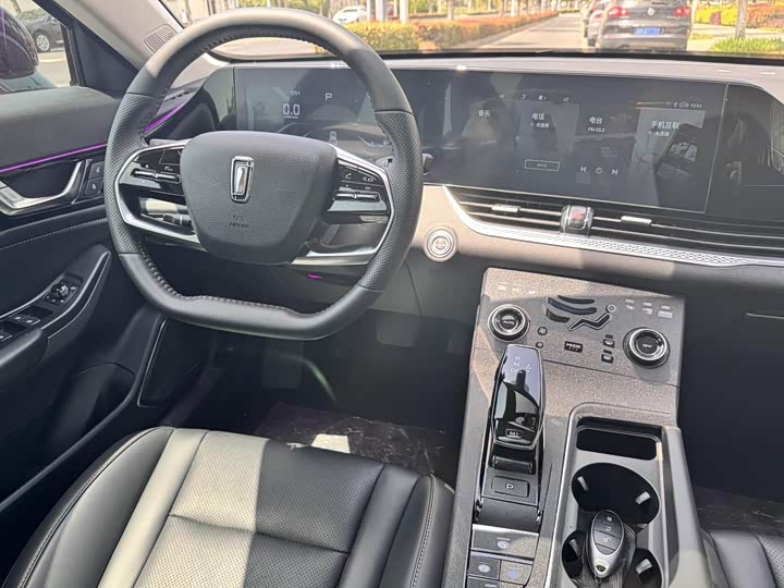 Фото 14 - Bestune B70