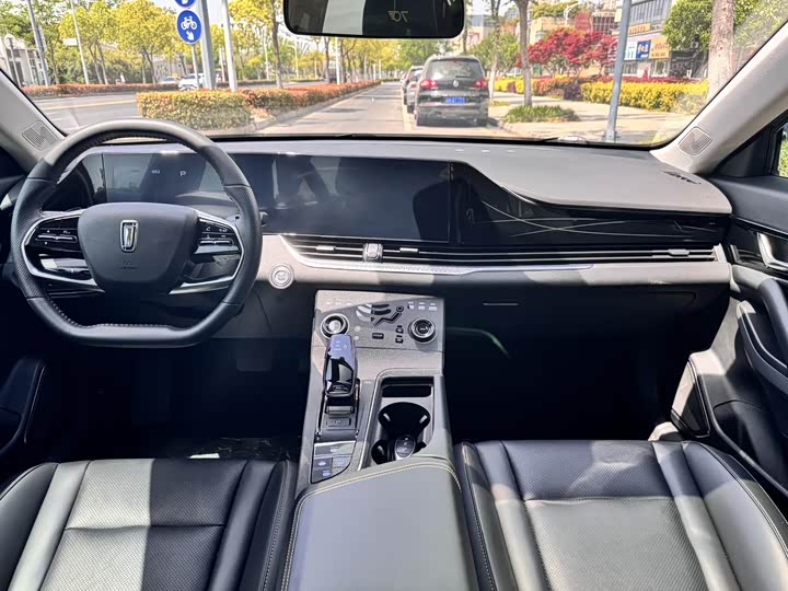 Фото 15 - Bestune B70