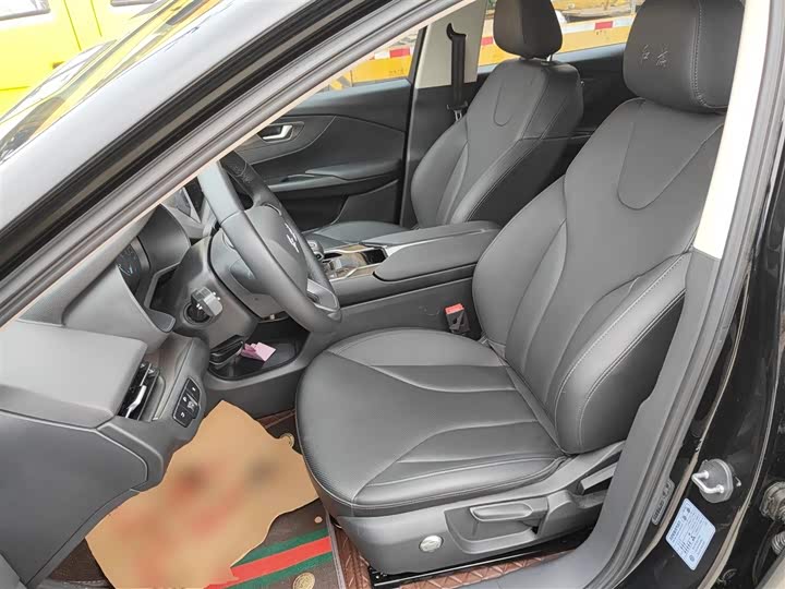 Фото 15 - Hongqi E-QM5