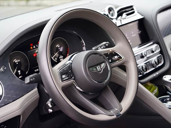 Фото 11 - Bentley Bentayga