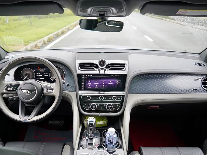 Фото 15 - Bentley Bentayga