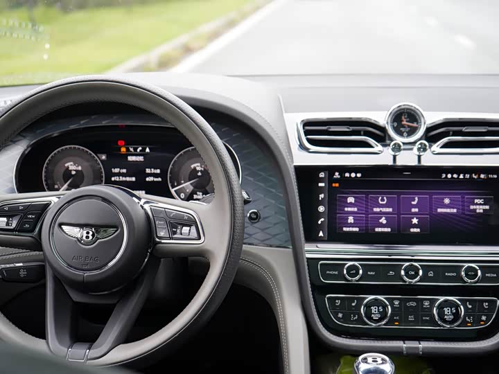 Фото 16 - Bentley Bentayga