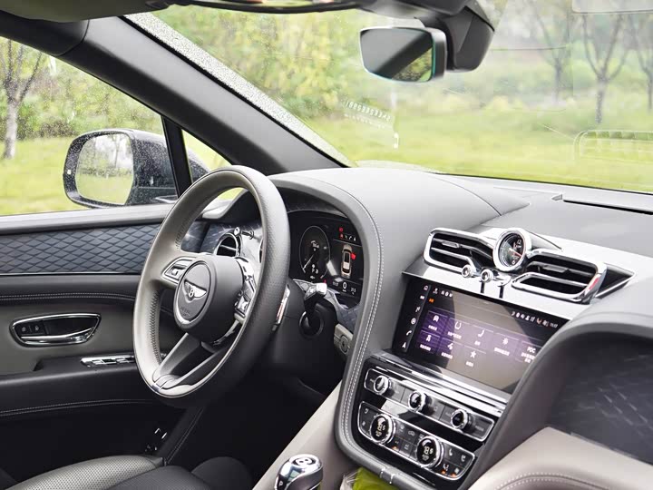 Фото 18 - Bentley Bentayga