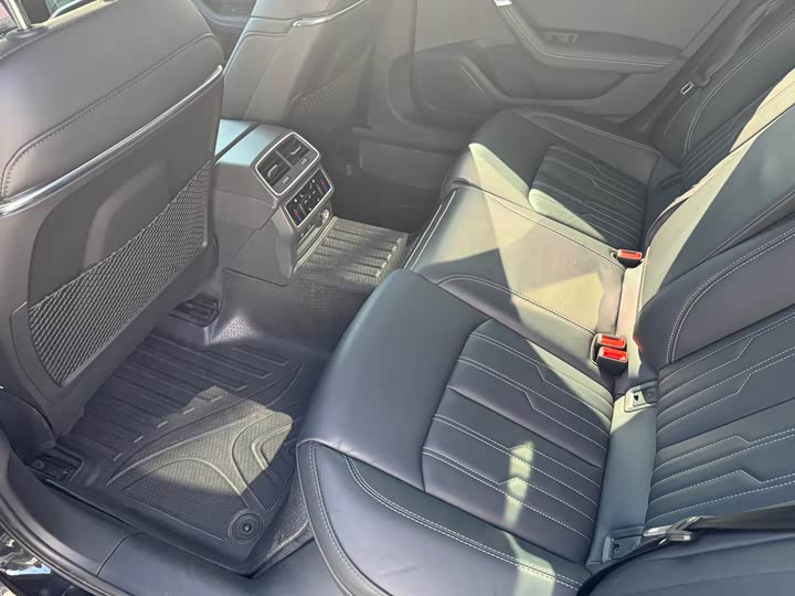 Фото 12 - Audi A6L