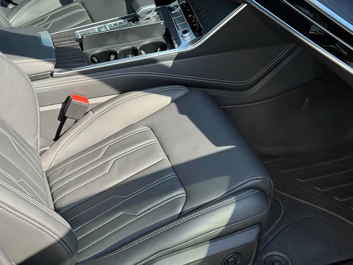 Фото 5 - Audi A6L