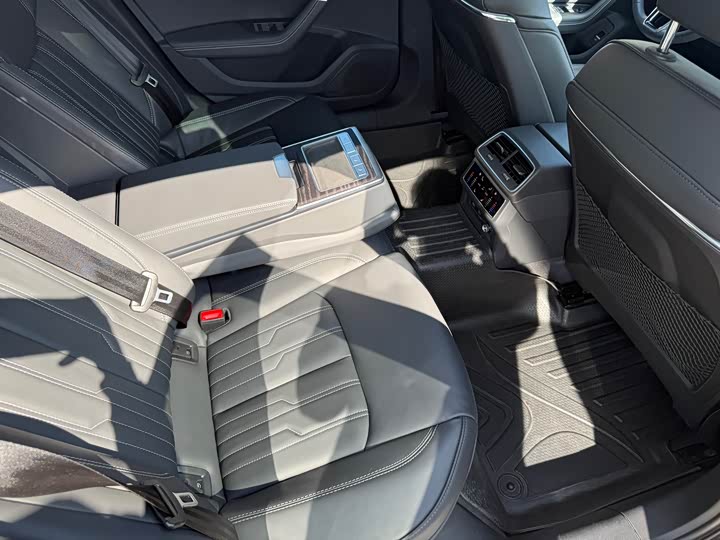 Фото 9 - Audi A6L