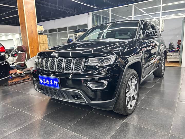 Фото 1 - Jeep Grand Cherokee