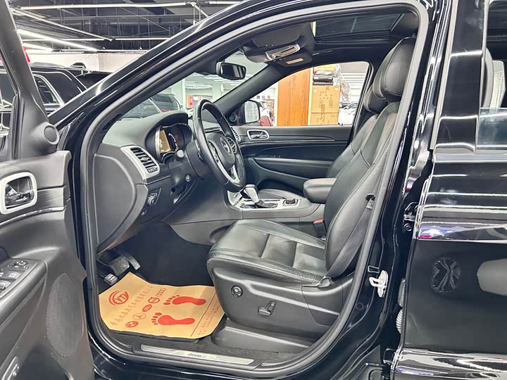 Фото 10 - Jeep Grand Cherokee