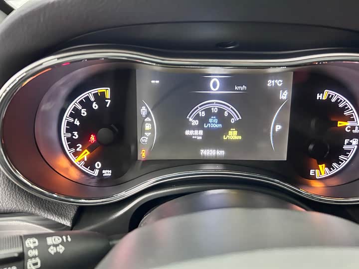 Фото 11 - Jeep Grand Cherokee