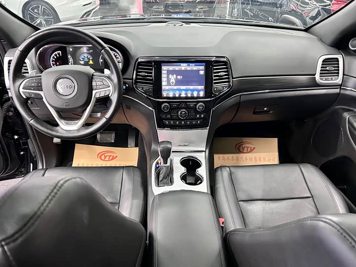 Фото 12 - Jeep Grand Cherokee