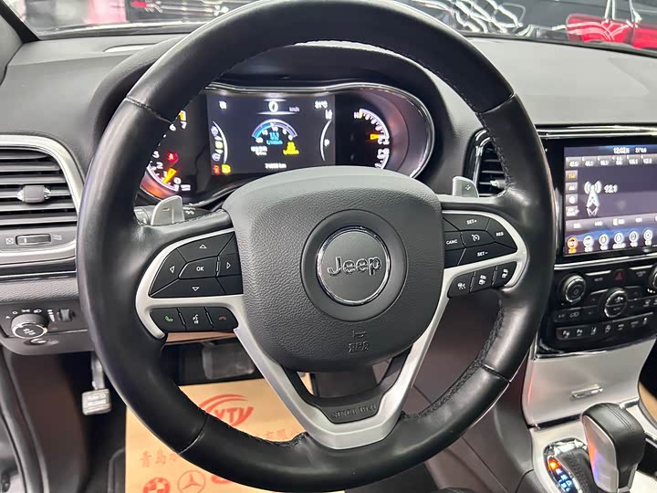 Фото 13 - Jeep Grand Cherokee