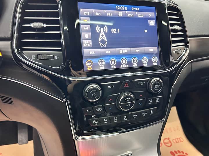 Фото 15 - Jeep Grand Cherokee