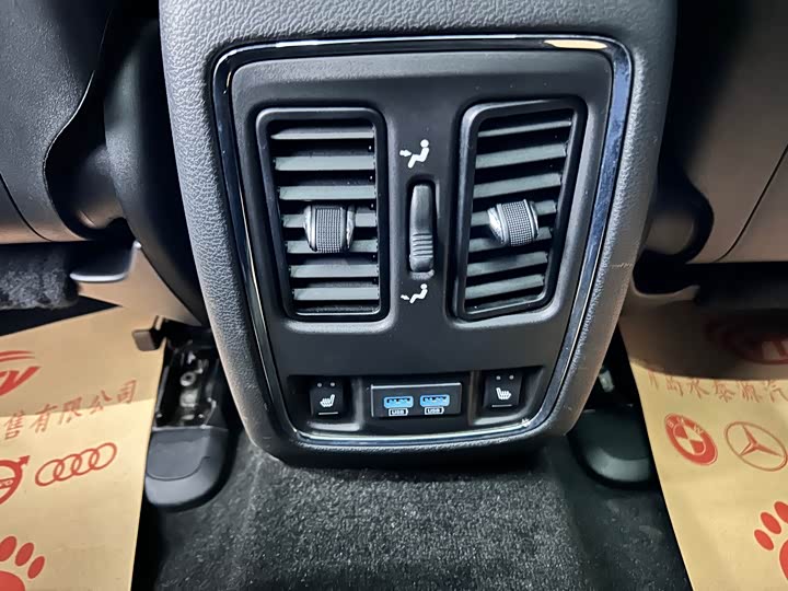 Фото 16 - Jeep Grand Cherokee