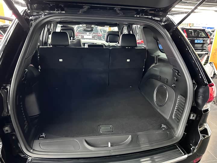 Фото 17 - Jeep Grand Cherokee