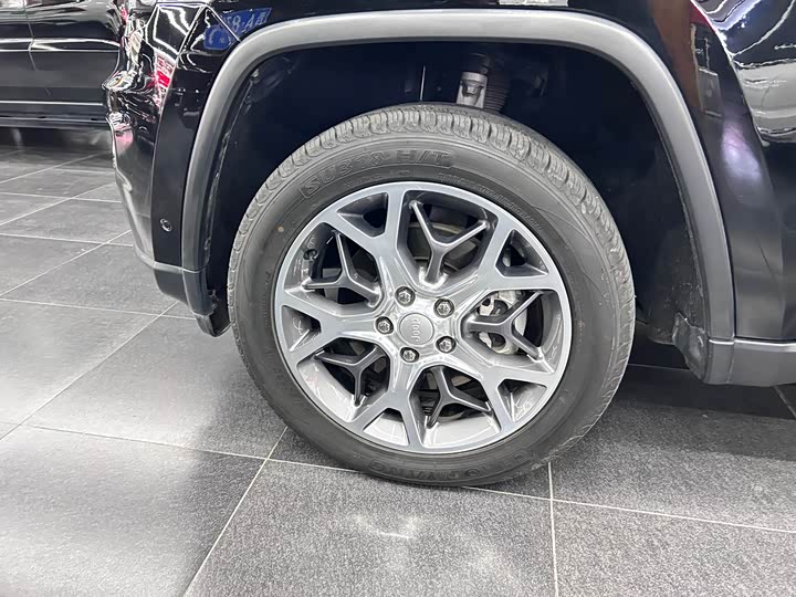 Фото 6 - Jeep Grand Cherokee