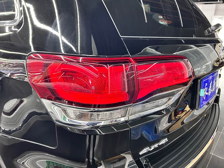 Фото 8 - Jeep Grand Cherokee