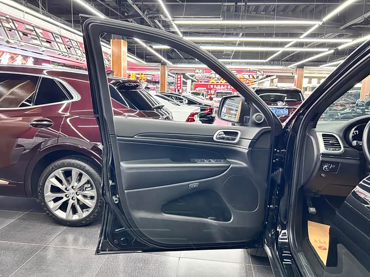 Фото 9 - Jeep Grand Cherokee