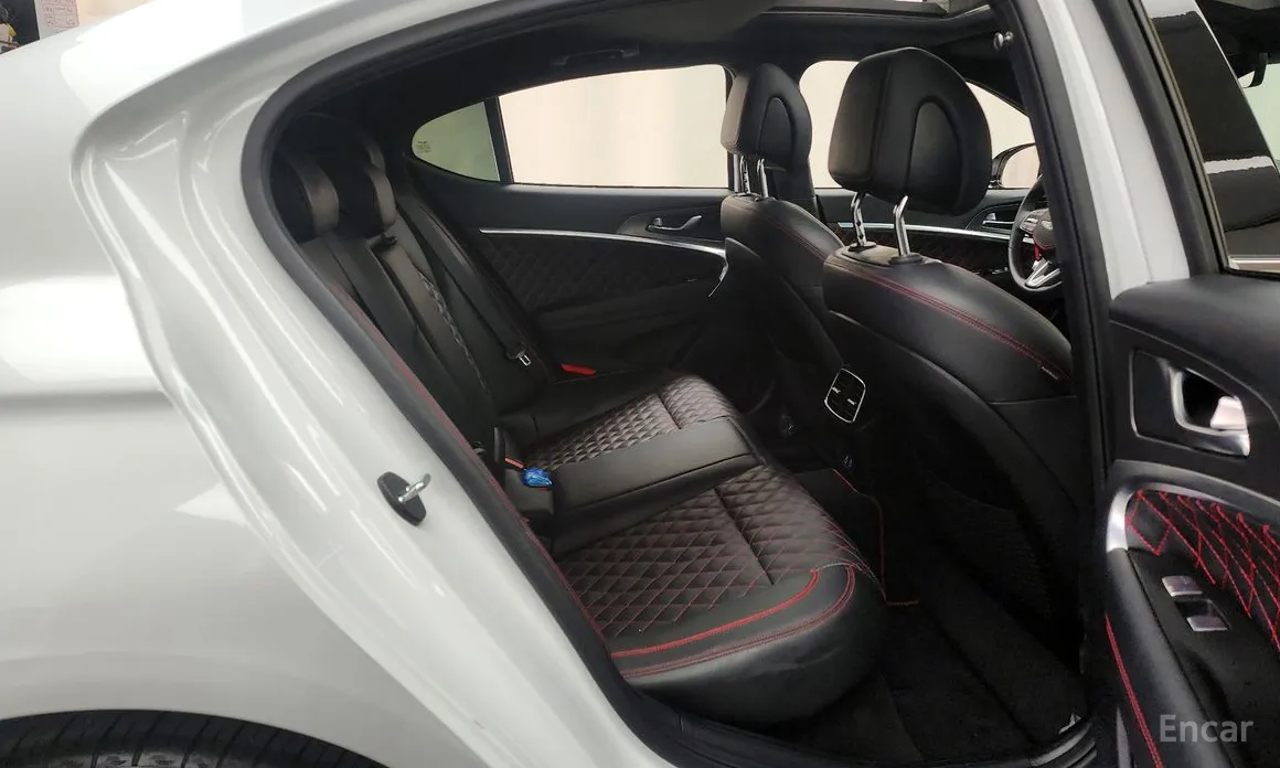 Фото 12 - Genesis G70