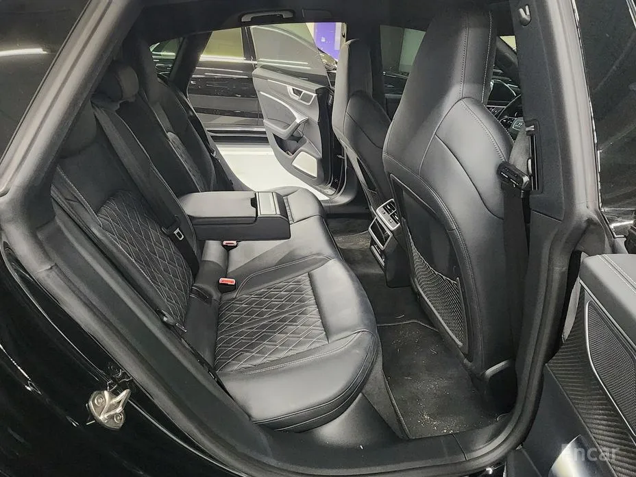 Фото 18 - Audi S7