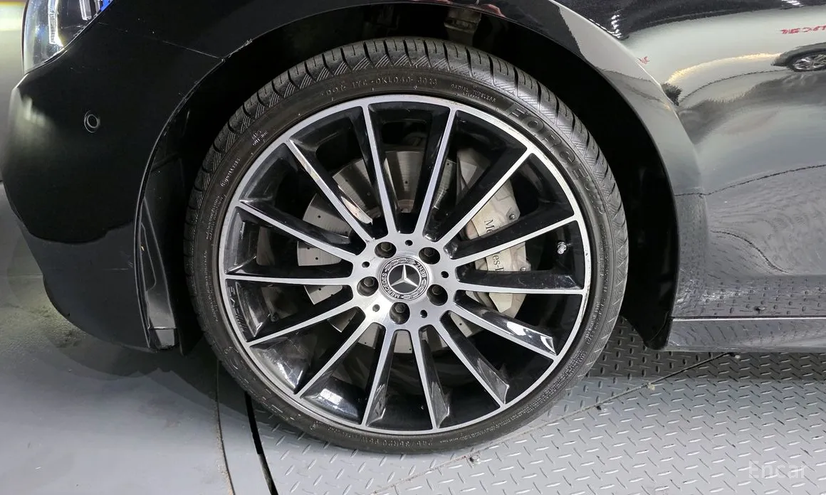 صورة 5 - Mercedes-Benz E-Class