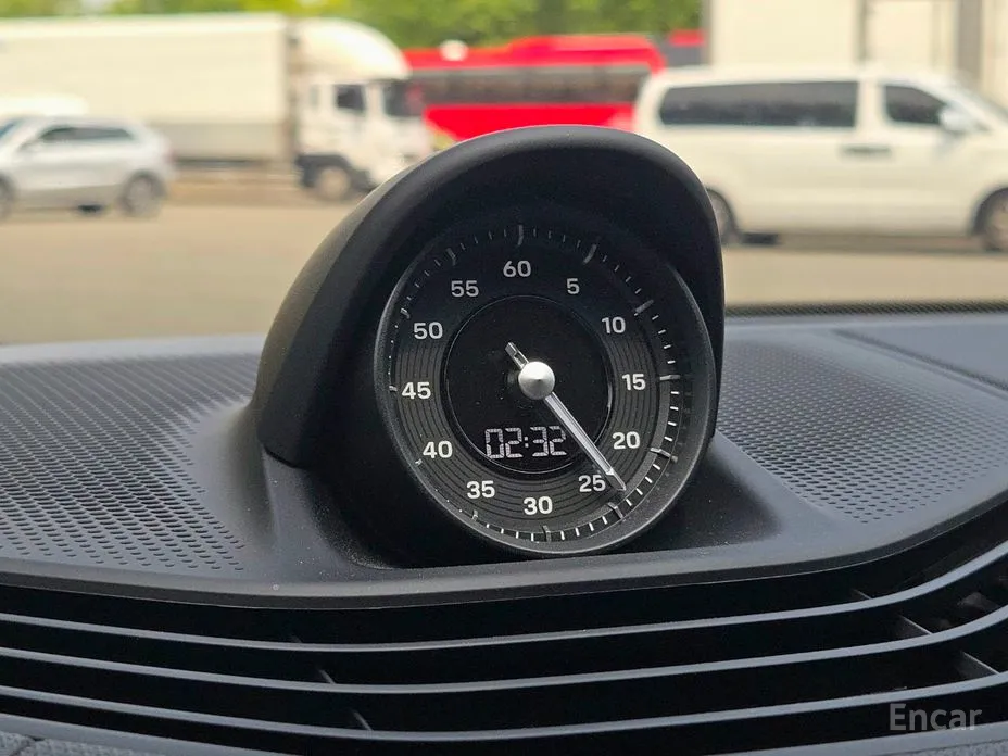 Фото 10 - Porsche Taycan